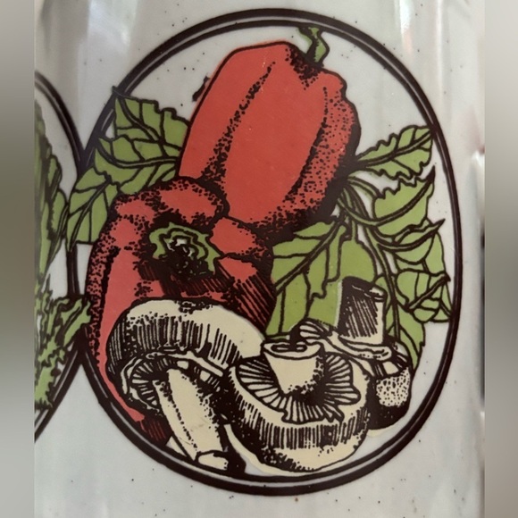 Vintage stoneware ceramic coffee/tea mug made in England with vegetables design - Picture 3 of 10